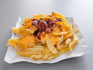 Porción fritas c/ ched y bacon
