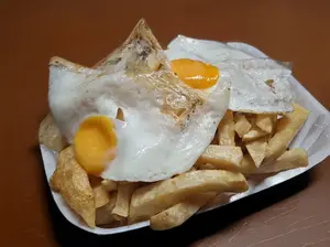 Porción fritas c/ huevo frito