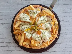 Pizza de muzza,fritas y huevo