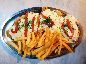 Suprema napo c/morrón y fritas