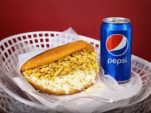 Arepa frita con gaseosa