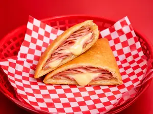 Empanada De Jamón Y Queso