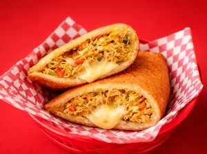 Empanada De Pollo Con Queso