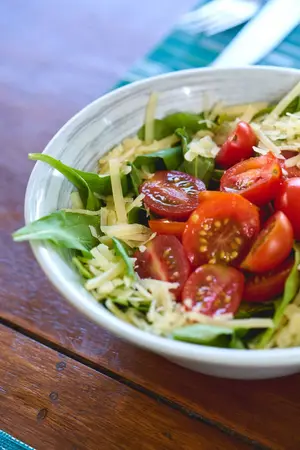 Ensalada rúcula, queso cherry