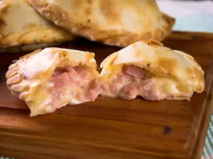 Empanada de jamón y queso
