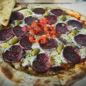 Pizza calabresa y morrón