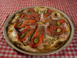 Pizza con jamón y morrones