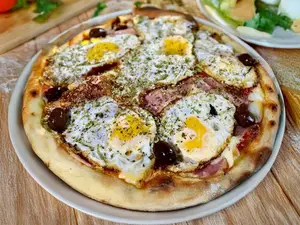 Pizza con panceta y huevo