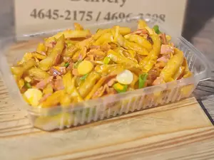 Porción de papas fritas c/ cheddar y panceta