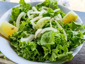 Ensalada de lechuga y cebolla