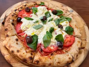 Pizza de capresse con jamón