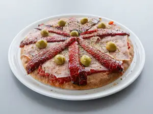 Pizza de jamón y morrón