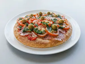 Pizza de napolitana con jamón