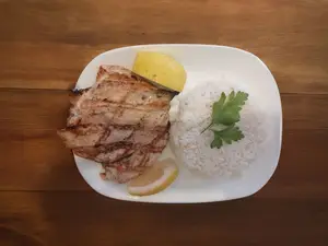 1/4 de pollo grille con guarnicion