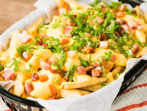Fritas cheddar verdeo y panceta