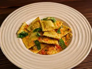 Raviolones de verdura salsa a eleccion