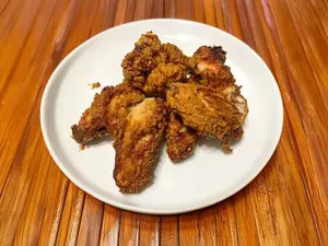 12 alitas +16 arepitas+1 salsa