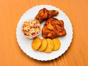 6 piezas+ acompañamiento+ensalada+ 2 salsas