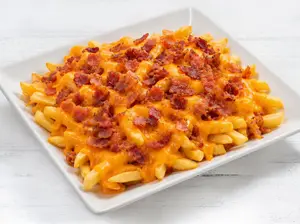 Papas con cheddar y panceta