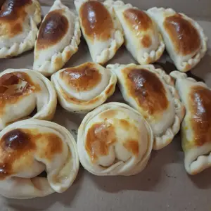 1 Pizza MUZZA Y 6 EMPANADAS DE CARNE Y JYQ