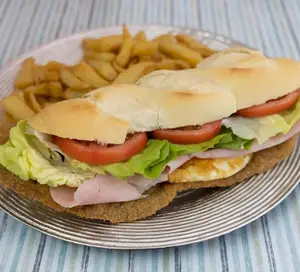 1 SAND COMPLETO DE MILA CON HUEVO Y FRITAS