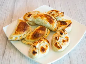 2 doc empanadas jyq. Carne, pollo y capresse