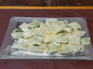 4 raviole de verdura con salsa
