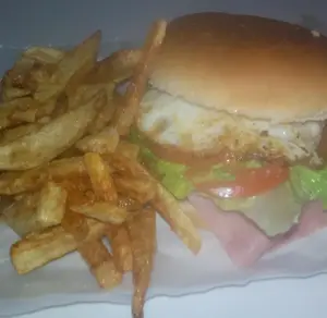 HAMB COMPLETA CON HUEVO Y FRITAS