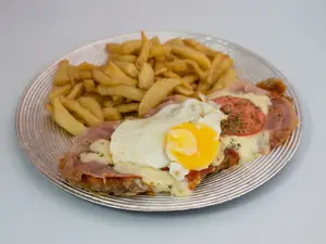 MILA NAPO CON HUEVO Y FRITAS