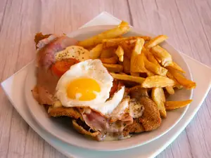 MILA NAPOLITANA CON HUEVO Y FRITAS