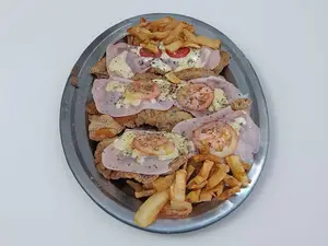 NAPO COMEN 4 CON FRITAS