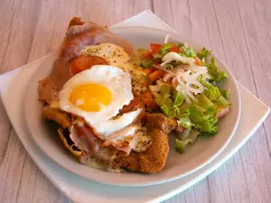 Napo con huevo y ensalada