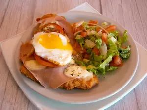 Sup napolitan huevo y ensalada