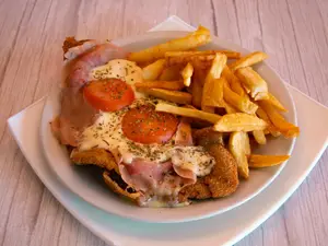Sup pollo napolitana c fritas