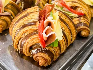 Croissant con jamón crudo queso rúcula