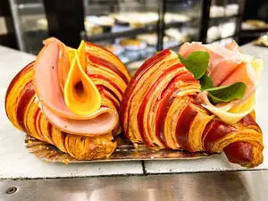 Croissant de chedar y lomito ahumado