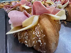 Croissant de jamón cocido y queso