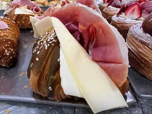 Croissant de jamón crudo y queso