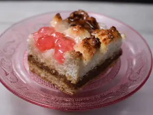 Cuadrado de coco con dulce de leche