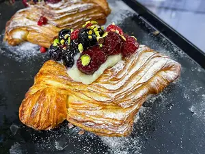 Danesa con crema pastelera y frutos rojos