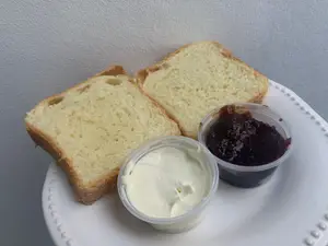 Tostadas/queso crema y mermel.