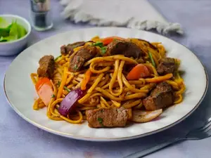 Tallarín salteado de carne