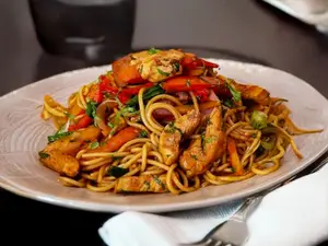 Tallarín salteado de pollo