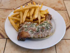 1/4 pollo al verdeo con fritas