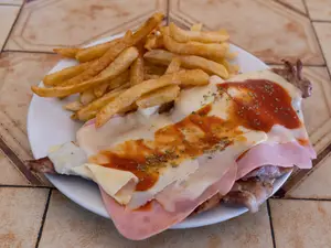 Matambre a la pizza con fritas
