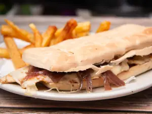Sándwich pollo grillé + fritas