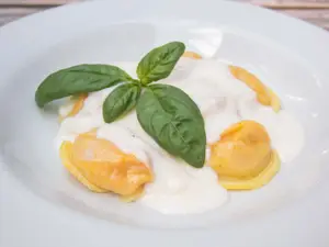 Sorrentinos de j y q + salsa