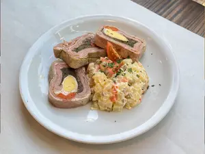 Matambre casero con ensalada rusa