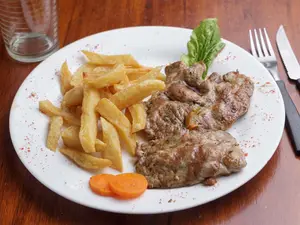 Bondiola con papas fritas