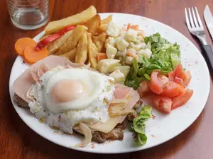 Chivito uruguayo al plato